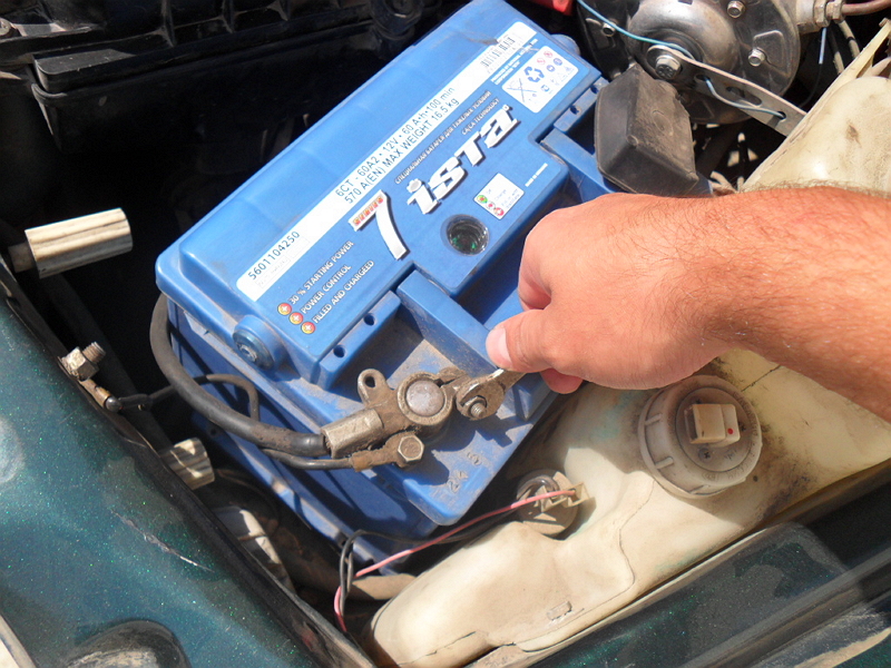 как снять аккумулятор на машине 2